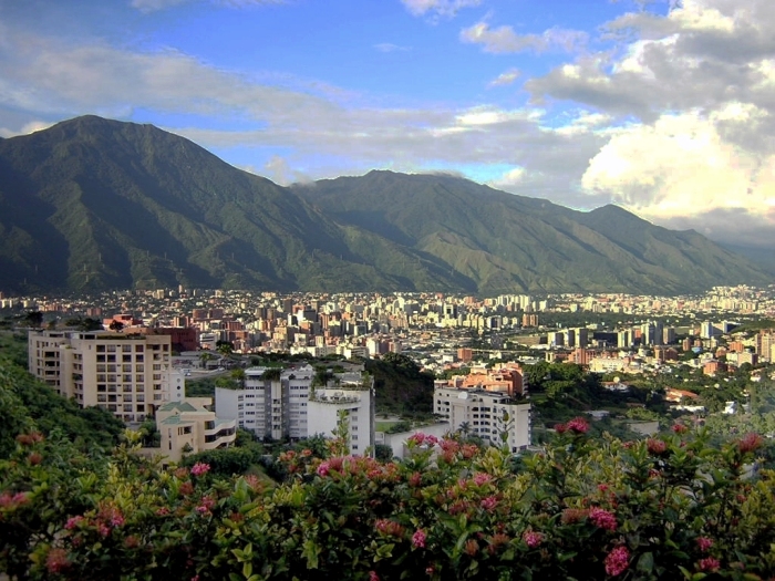 Каракас на фоне Анд