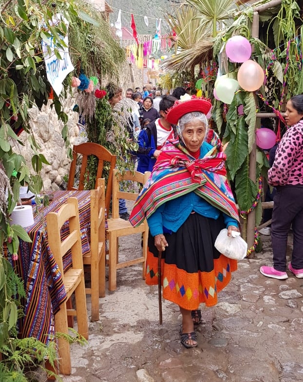 На улицах города во время Jueves de Comadres.  Старшее поколение женщин ходит в национальных нарядах каждый день.