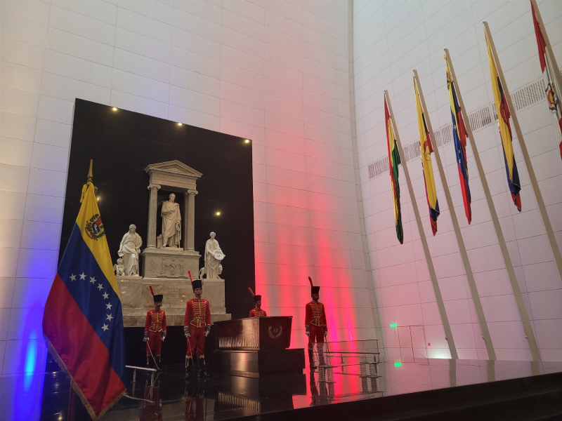 Могила Симона Боливара с почётным караулом