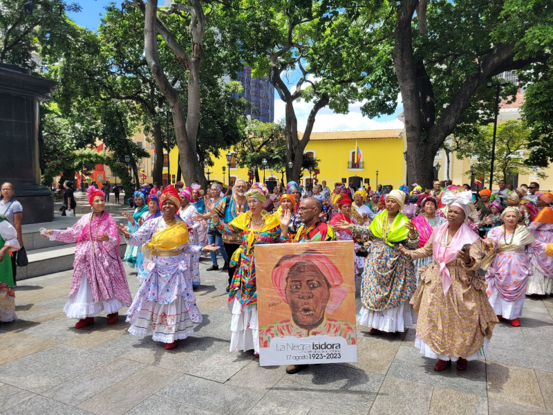 Танец калипсо на площади Боливара