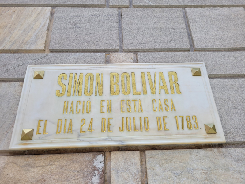 Табличка на доме, в котором предположительно родился Боливар