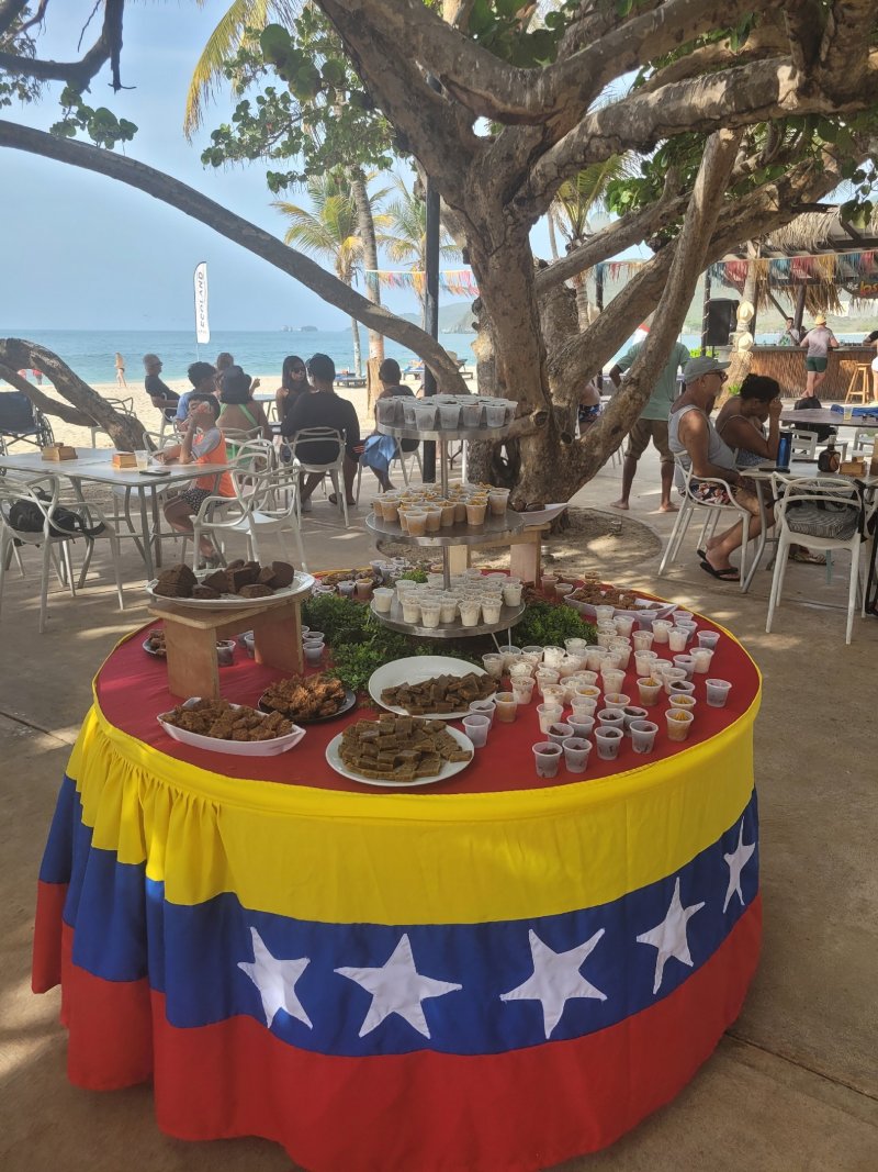 Стол с местными сладостями на пляже отеля.