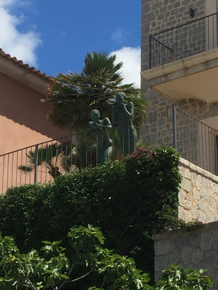 Чей-то балкон с фигурами-статуями на набережной. Порт Сольер.