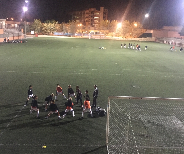 На этом фото видно реальный размер поля. На "полном" поле играют, начиная с Infantil (11-12 лет). Вечерняя тренировка, несколько команд.