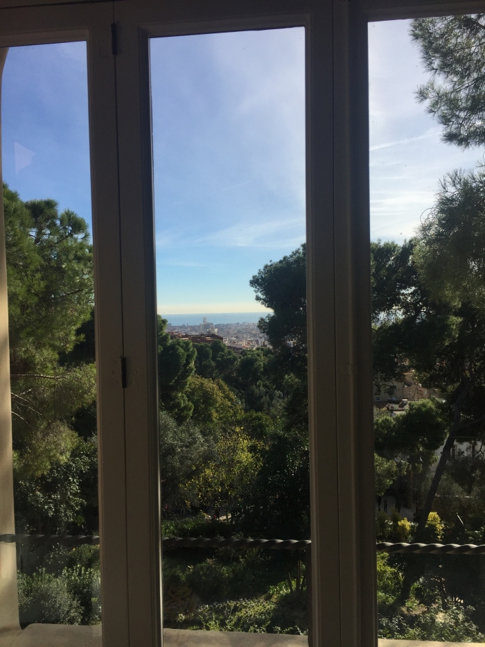 Прекрасной Барселоне посвещается. Вид на нее из окна дома Гауди. 