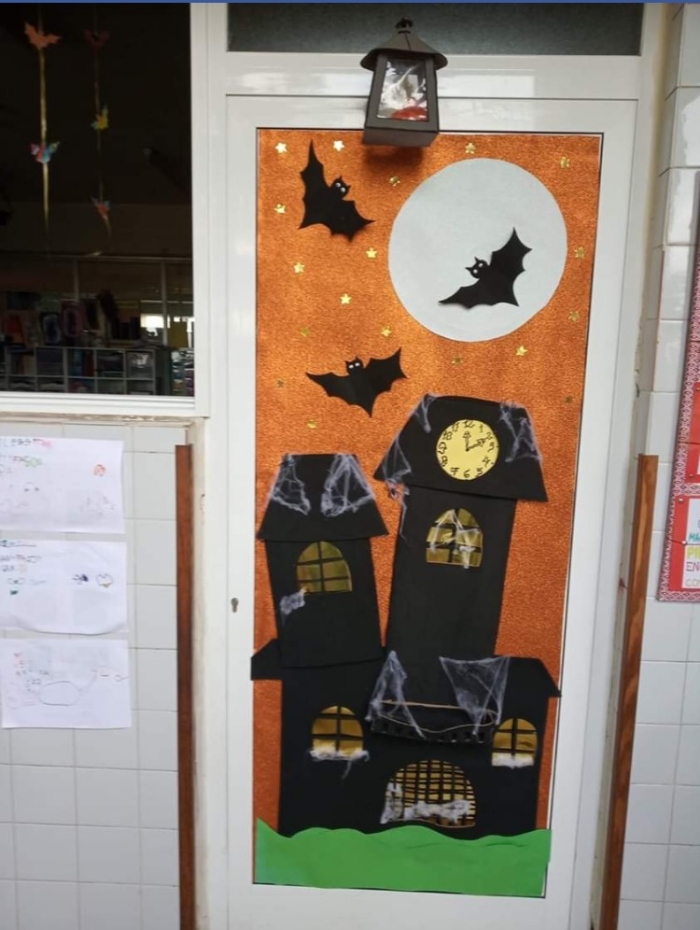 Украшенная к Хеллоуину дверь класса