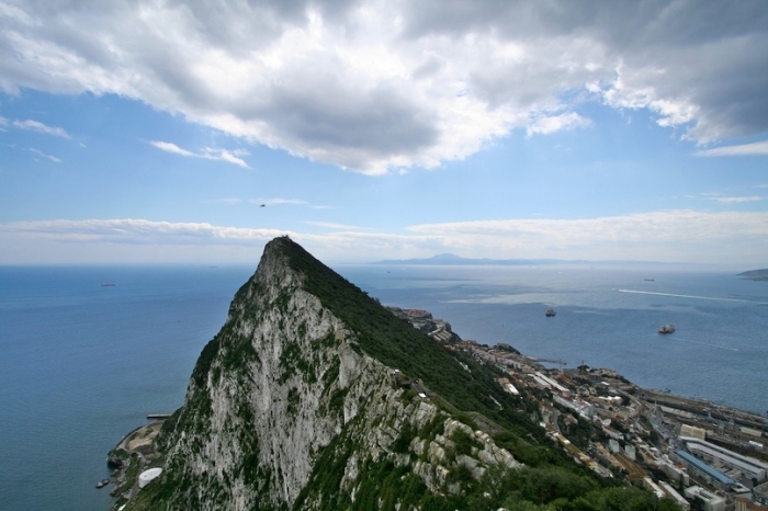 Геркулесовы столбы — Гибралтарская скала (на переднем плане) и горы Северной Африки (на заднем)