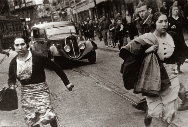Бильбао,1937. Мирные жители бегут в убежище во время бомбардировки