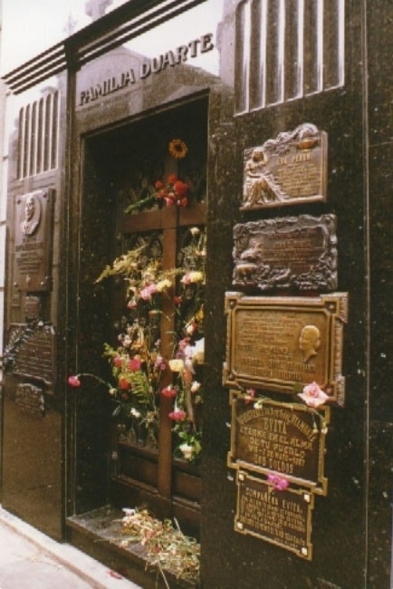 У ее могилы каждый день живые цветы, даже спустя почти семьдесят лет после смерти.
