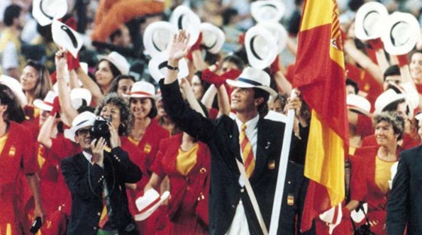 Принц Филипп с флагом Испании во время Олимпиады 1992 г.