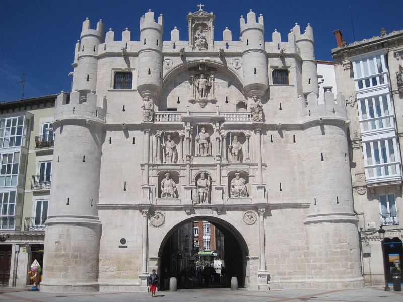 Vista frontal del Arco de Santa María en Burgos